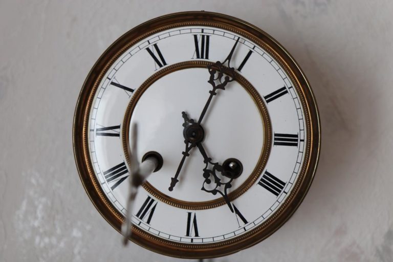 Atrakcyjnie wykonane zegary ścienne z logo firmy